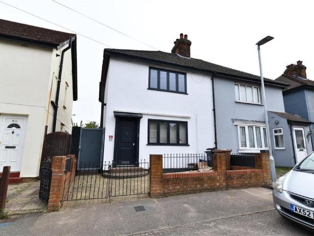 Ellis Avenue, Stevenage 3 bed semi detached house to rent £1,750 pcm £404 pw