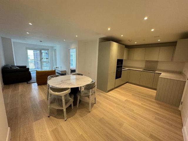 Ellipse House, London, London. 2 bed flat to rent £3,000 pcm £692 pw
