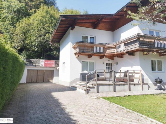 Ellmau am Wilden Kaiser: Mehrfamilienhaus mit schönem Grundstück und Kaiserblick, ski in, ski out