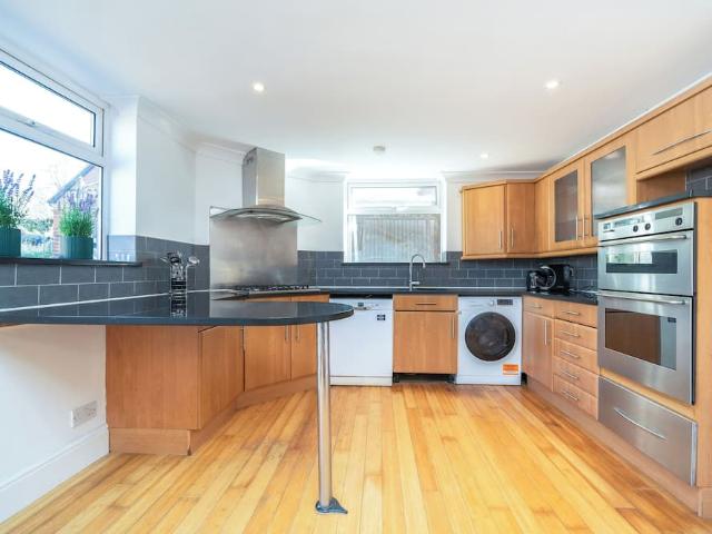 Elstree and Borehamwood, WD6 3EZ, United Kingdom | 3 bed house for rent #167051047 | Rentberry