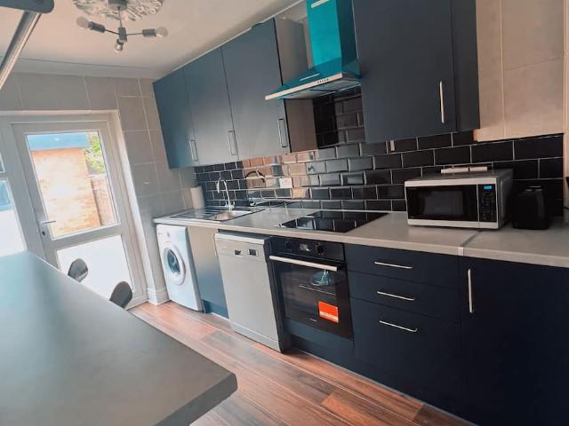 Elstree and Borehamwood, WD6 1WG, United Kingdom | 4 bed duplex for rent #123506566 | Rentberry