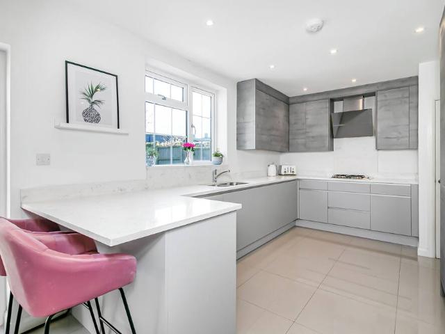 Elstree and Borehamwood, WD6 5LP, United Kingdom | 3 bed house for rent #147355299 | Rentberry
