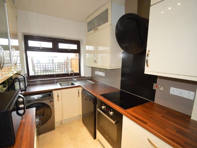 Elsa Road, Welling, DA16 3 bed semi detached house to rent £2,000 pcm £462 pw