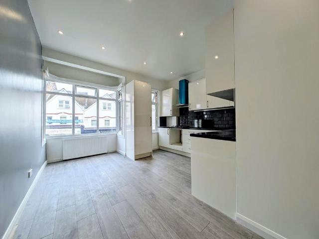 Elsenham Court, a Elsenham Street. 3 bed flat to rent £2,500 pcm £577 pw