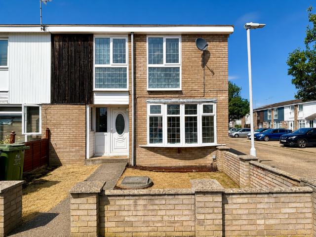Elsenham Crescent, Basildon, Essex, SS14 3 bed end of terrace house to rent £1,750 pcm £404 pw