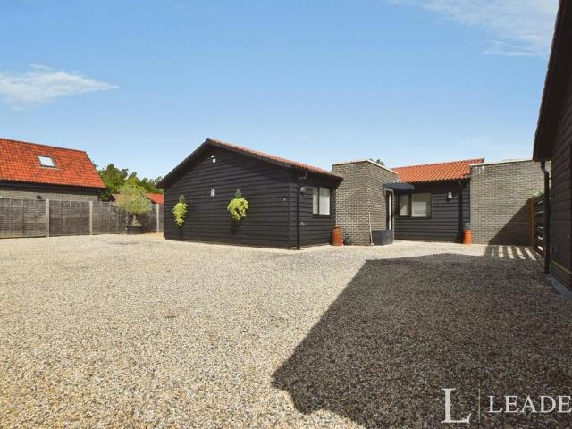 Elsenham Road, Stansted, Essex, CM24 3 bed bungalow to rent £3,000 pcm £692 pw