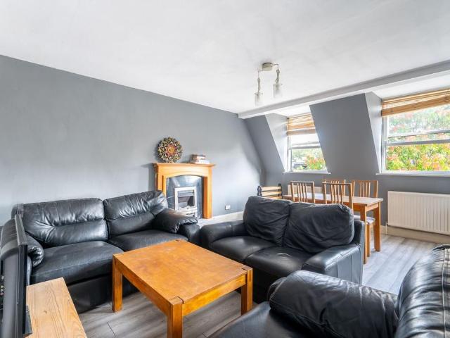 Elsham Road, Holland Park, London, W14 2 bed flat to rent £2,900 pcm £669 pw