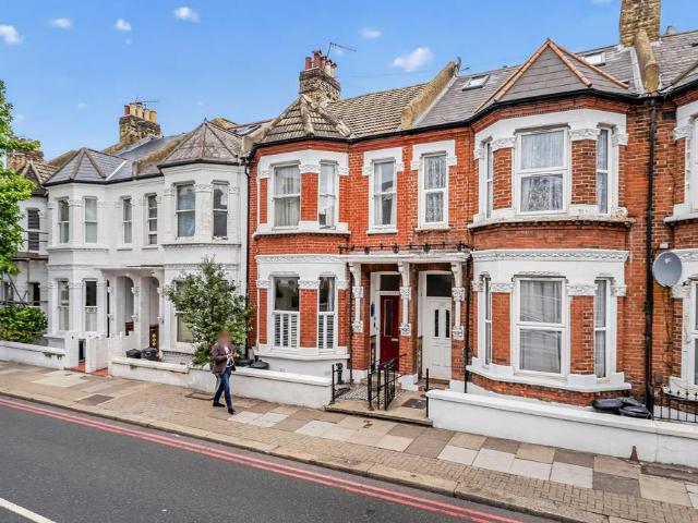 Elspeth Road, London, SW11 1 bed flat to rent £2,250 pcm £519 pw