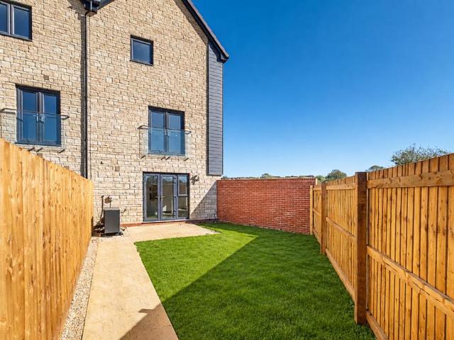 Elterdale Datum Drive Didcot OX11 3 bed end of terrace house to rent £2,265 pcm £523 pw