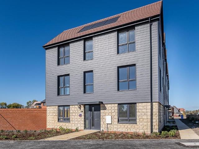 Fossil Way Didcot OX11 3 bed end of terrace house to rent £2,265 pcm £523 pw