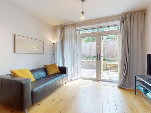 Eltham Road, Eltham SE12, 3 bed flat to rent, £2,650 pcm | PrimeLocation