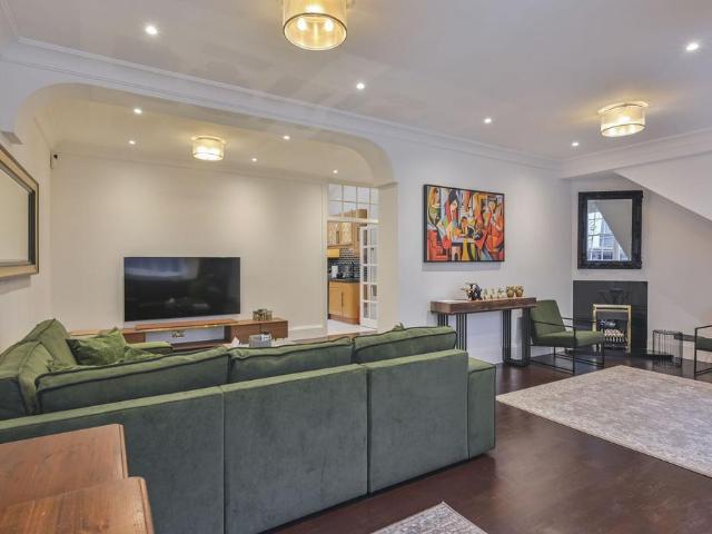 Elvaston Mews, South Kensington. 3 bed mews to rent £16,467 pcm £3,800 pw