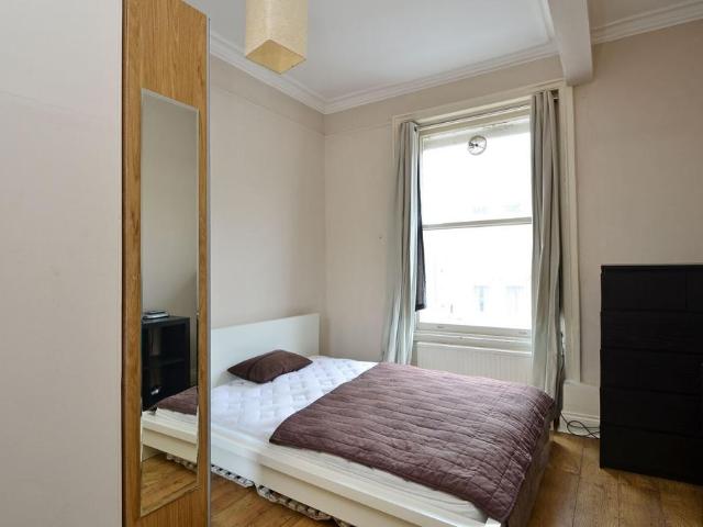 Elvaston Place, South Kensington. Studio to rent £1,950 pcm £450 pw