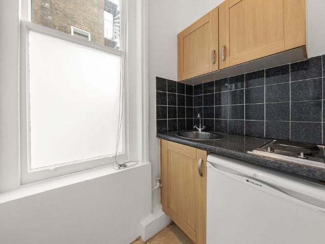 Elvaston Place, South Kensington. Studio to rent £2,167 pcm £500 pw