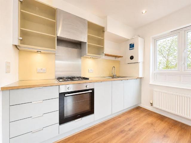Elvedon Road, Feltham TW13 2 bed apartment to rent £1,600 pcm £369 pw
