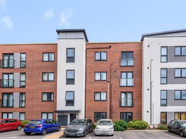 Elvian Close, Reading, Berkshire RG30, 2 bed flat to rent, £1,600 pcm | PrimeLocation