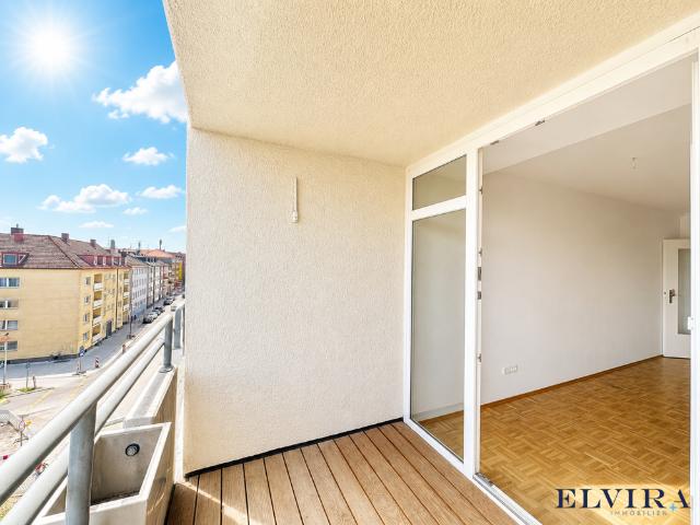 ELVIRA Moosach, helle 2 Zimmer Dachgeschosswohnung mit Südost Loggia in begehrter Lage