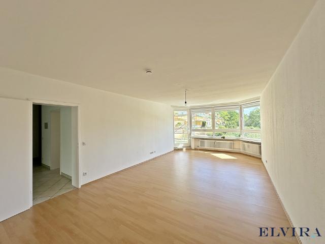 ELVIRA Neuperlach, großzügige und ideal geschnittene 5 Zimmer Wohnung mit Balkon und zwei TG Stellplätzen