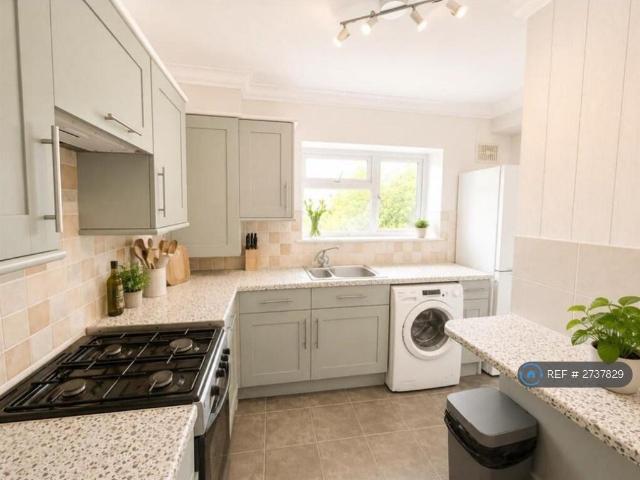 Elwyn Gardens, London, SE12 2 bed flat to rent £1,650 pcm £381 pw