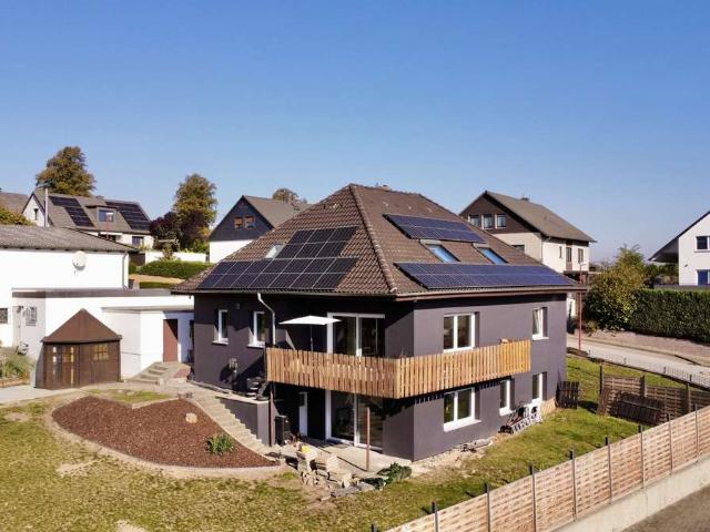 ELZE: Kernsaniert auf 3 Ebenen mit Garage – Wärmepumpe, PV, Speicher, Smart Home, Klima & Pelltkamin