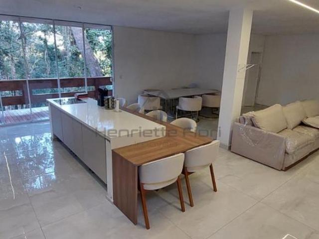 Em um terreno de 1.667 m², esta casa foi construída com estilo moderno na Serra