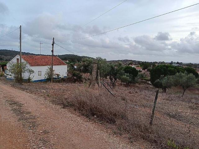 Em pleno Alentejo encontra este magnífico Terreno prédio misto, com a área total de ha: 1,125000, com viabilidade construtiva até 300 m2. No terreno existe uma casa e outras construções tipo anexos