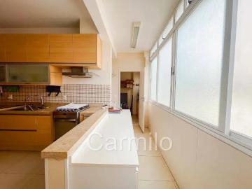 Em rua particular com praça privativa. Apartamento com terraço, ar condicionado no melhor do bairro!