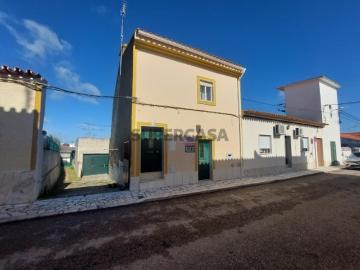 Em São Romão habitação com garagem e logradouro