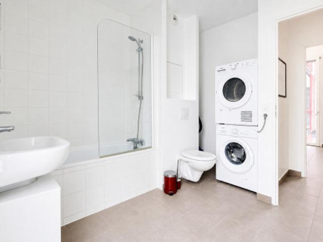 Emménage dans cette logement lumineuse de 9 m² au dernier étage d'un duplex parisien en colivng PA105