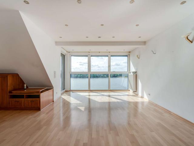 Emmerich am Rhein: Exklusive Maisonettewohnung mit traumhaftem Rheinblick und Garage