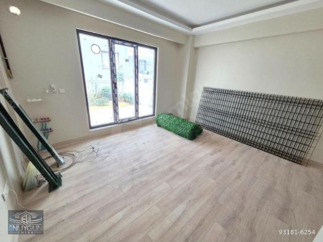 EMAAR AVM YE KOMŞU LİBADİYE CADDESİNE 900 METRE SIFIR BİNADA GÜZEL BAHÇELİ 1+1