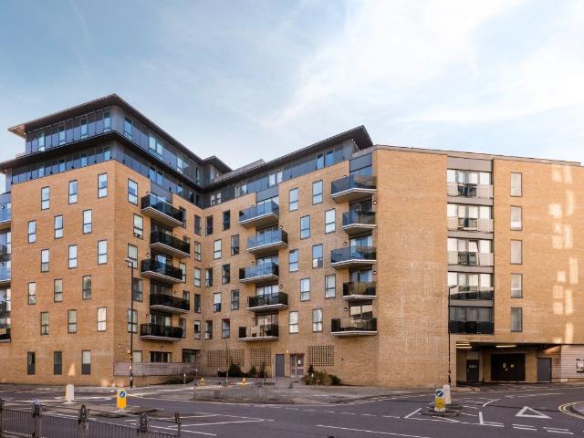 Embankment House, Brighton BN1, 2 bed flat to rent, £1,850 pcm | PrimeLocation