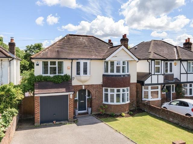 Ember Gardens, Thames Ditton KT7 5 bed detached house £4,500 pcm £1,038 pw