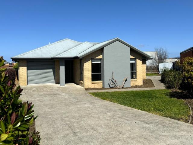Embrace Modern Living: Stunning 3 Bedroom 2 Bathroom Home