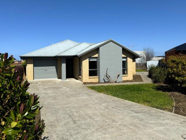 Embrace Modern Living: Stunning 3 Bedroom 2 Bathroom Home