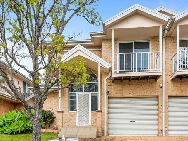 Embrace a Vibrant Lifestyle: Delightful 3 Bedroom Townhouse Just Moments from Shellharbour City