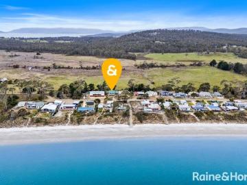 EMBRACE THE COASTAL LIFESTYLE SLOPING MAIN BEACH