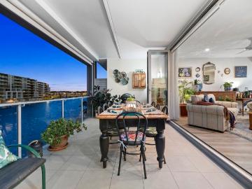 Embrace The Hope Island Waterfront Lifestyle