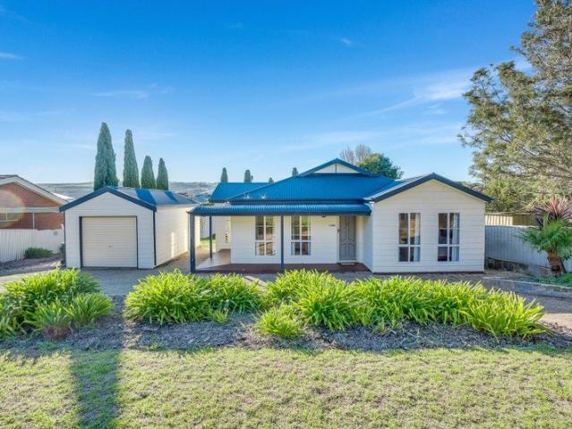 Embrace the Port Elliot Lifestyle in this Charming Home