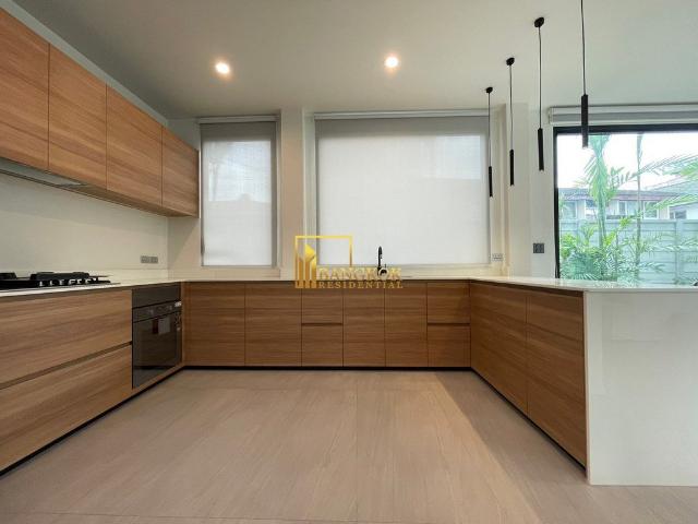 Embrace 3 Bedroom House in For Rent in Phra Khanong BR28102SH