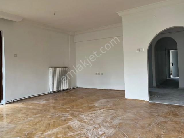 Emek Mahallesi Merkezi Konum 4+1 Kiralık Daire