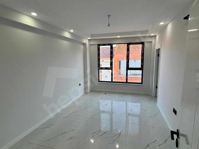 EMEK MH KAPALI PAZAR DİBİ SÜPER KONUMLU 65m2 GENİŞ İSKANLI 2+0