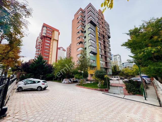 Emek Kırım Caddesi Özkoç Sitesinde 120 M²geniş 3+1 Yüksek Giriş