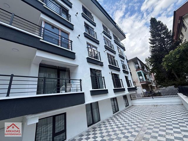 EMEKTE CADDE ÜZERİ KÖŞE BAŞI ARA KATTA BALKONLU 1+1 AMERİKAN MUTFAKLI