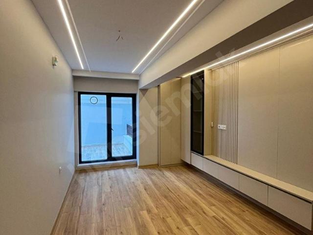 EMEKTE BAŞAKTAN 1+1 BAHÇE KATI SIFIR BİNA ASANSÖRLÜ OTOPARKLI