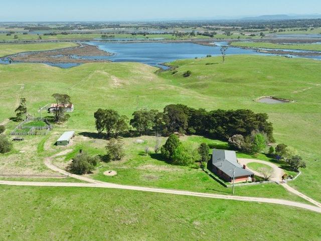 Emerald Banks 166 hectares, 360 degree views A rare and versatile property offering multiple opportunities
