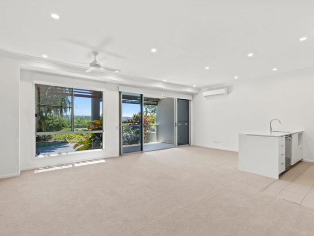 Emerald Lakes Lifestyle Living – Spacious Modern Townhouse