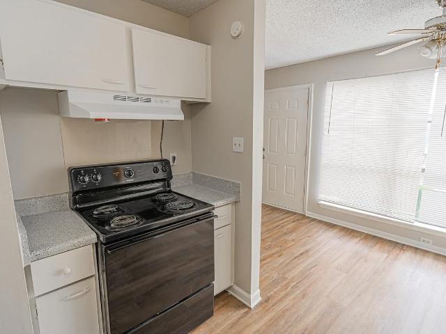 Emerald Park 2 Bedroom Apartment for Rent at 3350 Hickory Hill Rd, Memphis, TN 38115