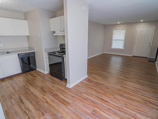 Emerald Park 2 Bedroom Apartment for Rent at 3350 Hickory Hill Rd, Memphis, TN 38115