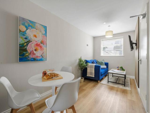 Emerald Street, Cardiff CF24 1 bed flat to rent £900 pcm £208 pw